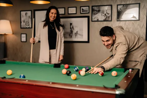 Gäster spelar biljard på hotell efter en dag på Smögen