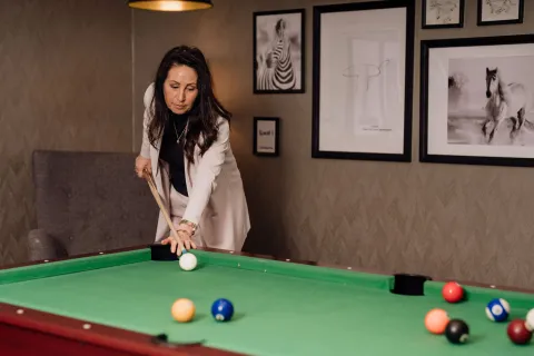 Gäst spelar biljard i hotellets spelrum i Uddevalla