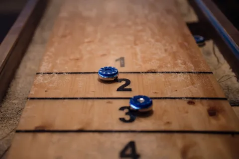 Shuffleboard för hotellets gäster på västkusten