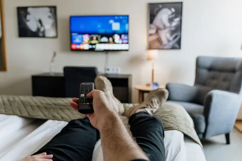 Slappa på hotellrum med TV etter en spahelg i Sverige