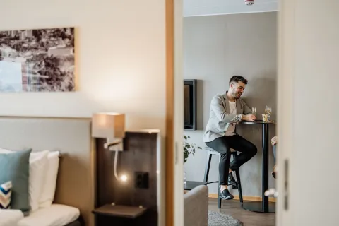 Avslappnat hotellrum på Västkusten med sällskap