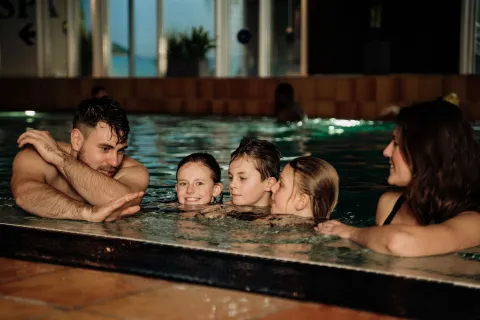 Familie koser seg i basseng på hotell nær Strömstad og Smögen