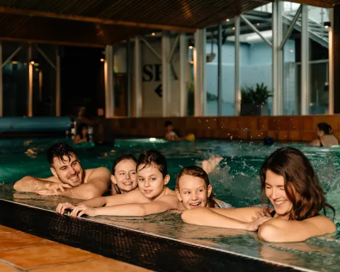 Familj på Spa hos Bohusgårdens Hotell i Uddevalla på Västkusten