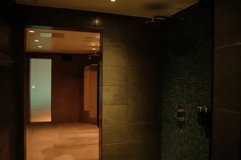 Stilren dusch i spaavdelning nära Smögen