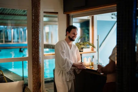 Gäst i morgonrock vid spa-avdelning i Uddevalla