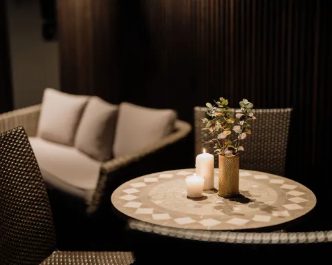 Loungehörna på spa-hotell i Uddevalla med ljus och rogivande inredning.