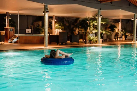 Avkoppling i inomhuspool på hotell i Uddevalla