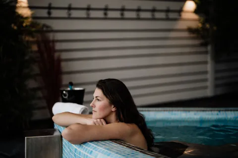 Avkoppling i jacuzzi på hotell i Bohuslän