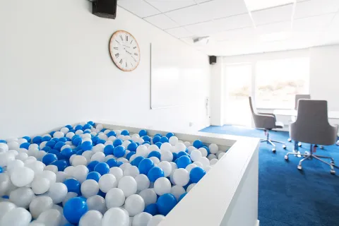 Konferensrum i Uddevalla med bollhav, kreativa inslag och havsnära ljus – perfekt för annorlunda möten på västkusten i Bohuslän.