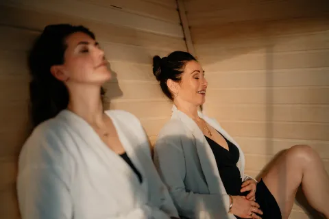 Avkoppling i bastu på spa norr om Stenungsund